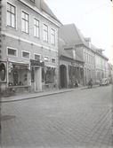 T.v. G.a Apoteket (rådman Carl Jönssons gård). Fjärde huset från vänster 