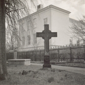 Kors och sarkofag på Gamla kyrkogården.
