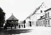 Vy över Lilla Torget med Domprostgården, brunnen och Dahmska huset.