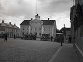 Vy med stadshuset vid torget.