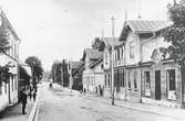 Långgatan i Nybro omkring 1910 med grosshandlare Claes Ågrens affär.