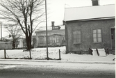 Fasad mot Sandåsgatan. Ett bostadshus under vintertid.