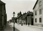 Storgatan med bostadshus och gatlyktor år 1908.
