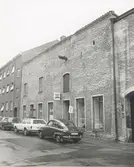 Fasad mot Ölandsgatan, Kvarnholmen väster om Västra Sjögatan Bilderna är tagna inom ramen för Kalmar kommuns inventering av Kvarnholmens bebyggelse 1970-1971 och skänkta till länsmuseet.