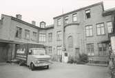 En möbelaffär. Gårdsfasad Strömgatan, Bilderna är tagna inom ramen för Kalmar kommuns inventering av Kvarnholmens bebyggelse 1970-1971 och skänkta till länsmuseet.