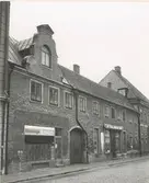 Fasad mot Södra Långgatan, Kvarnholmen väster om Västra Sjögatan. Bilderna är tagna inom ramen för Kalmar kommuns inventering av Kvarnholmens bebyggelse 1970-1971 och skänkta till länsmuseet.