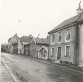 Bebyggelse på Fiskaregatanbort mot Kattrumpan. Bilden ger en god uppfattning om skicket på Kvarnholmens trähusbebyggelse omkring 1970; innan kommunen kom med sin plan för förmånliga villkor för dem som rustade upp husen.