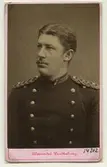 Ernst Emil Fredrik Sabelström, major vid Kalmar regemente. Född 1860 8/3 på Kronobäck, Mönsterås, död 1910 14/2 i Stockholm. Fotot 1882 som löjtnant.
Foto: Alexander Lindheborg. Duplett från Kungliga Krigsarkivet. Inv.nr: 14.202.