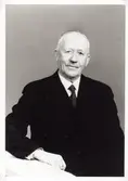 C. J. Olson, sjökapten, före detta fartygsinspektör. Född 19/6 1874 i Tengneby församling i Bohuslän. Ledamot i stadsfullmäktige, folkskolestyrelsen, i Smålands & Blekinge läns handelskammare, ledamot i navigationsskolestyrelsen och fiskerikommittén.