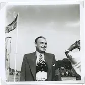 Bengt Skogström Mercedeshandlare från Växjö, Svenska Motorfederationens kontrollant på banan.

Foto 1948-09-12