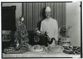 Sven Ekelund, sedermera innehavare av Ekelunds konditori, visar sina gesällprov i konditorsvåningen på Kaggensgatan 5. Observera den stora chokladelefanten! 

Foto 1948-10-27.