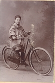 Isa Brodin på cykel.