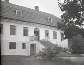 Ett stort bostadshus med trappa.