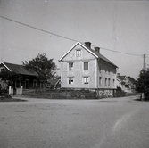 Bostadshus och ekonomibyggnad i Figeholm.