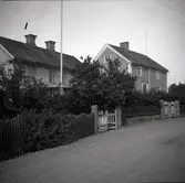 Bostadshus med staket och grind i Figeholm.