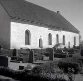 Kyrkan och kyrkogården i Döderhult socken.