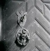 En kyrkport med järnbeslag i till Vena kyrka.