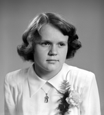 Konfirmanden Mona Karlsson. Foto i maj 1950.

