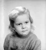 Flickan Valter. Foto i november 1945.
