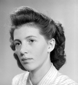 Fröken Lindberg. Foto i december 1941.
