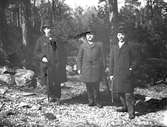 På Hästholmen. Farbror Ola Olsson, Anton Cassel och pappa Pehrsson. Den 22 maj 1899