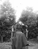 Kvinna sitter i stolen