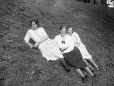 Tre unga kvinnor i Boulognerskogen
