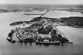 Flygfoto över Fredriksskanshamnen 27/7 1939. I bakgrunden ses Alderholmen och själva staden.

