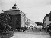 Hyttgatan i Sandviken. Från vänster på bilden, Folkets Hus med biografen Rex och Oskaria skoaffär följt av Sagabiografen.
