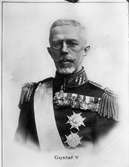 Född: 16 juni 1858, död 29 oktober 1950. Kung av Sverige från 1907. Gift med Victoria av Baden (död 1930).