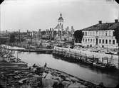 Norra Strandgatan i Gävle, efter branden 1869.

Bergrenska gården (kvarteret Lyktan) och kyrkan står kvar.