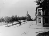 Skomakargatan mot norr, 1890-talet. Till höger kvarter Skrivaren; i bakgrunden i mitten av bilden, Ångbryggeriet.

