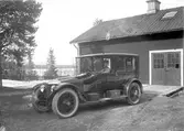 Bil med chaufför. En X30 1914 Minerva 30-36hk 6 pers.Korsnäs AB Gävle .Bilen fick reg.nr. X30 1916 och hade troligtvis ett A som reg.nummer tidigare. Denna kaross byggdes i tre exemplar på Nordbergs karosseriverkstad i Stockholm, den ena 
