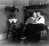 Två kvinnor sitter i soffan
