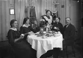 Familjen samlad runt kaffebordet. (1919 ?).