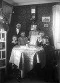 Familjeporträtt. (1919 ?).
