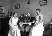 Två yngre kvinnor. (1919 ?).

