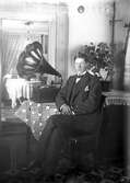 Ung man med sin trattgrammofon. (1919 ?).
