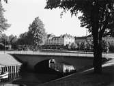 Holmbron över Lillån. I bakgrunden Centralstationen.
