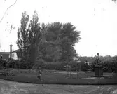 Trädgården framför Gysinge herrgård med magasinen i bakgrunden.


