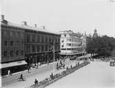 Norra Kungsgatan, 1930-talet. Till vänster kvarteret Nattväktaren, därefter kvarteret Skolstuvan. I bakgrunden reser sig tornet till Gevaliapalatset.
