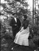 Man och kvinna i skogen.