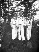Tre ynglingar i sjömanskostymer.