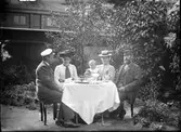 Kaffefest i trädgården.