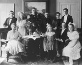 Tullkontrollör Fredric Bolling med familj i hemmet