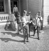 Skolavslutning vid Holmsunds skola i Bomhus. Juni 1969.