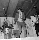 X-Natta. Juli 1972. Mora Träsk på scenen. Carlos Söderlund (trummor), Leif Walter (sång) och Sture Ekendahl (bas).