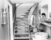 Kvinna i bostadshus.