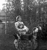 Kvinnlig student i barnvagn.