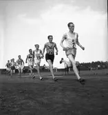Storviks idrottsplats och tävlingar i idrottskursen. 1941

Ledaren med nummer två är Erik Arwidsson Gefle IF han var från Jämtland. Han var mest hinderlöpare med två SM-guld 1941-42 och svenskt rekord från 1942. Erik slutade 1943 och återvände till Jämtland där han publicerade dikter.

Erik och Sven Rohlén var de första rekryterade löpande brandmännen.

Löpare nr tre sprang för IF THOR i Uppsala.

